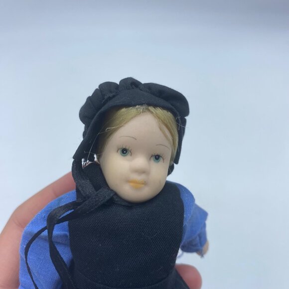 Vtg Little Amish Porcelain Doll With Blue Dress & Black Apron Bonnet 5.5” - Picture 3 of 4
